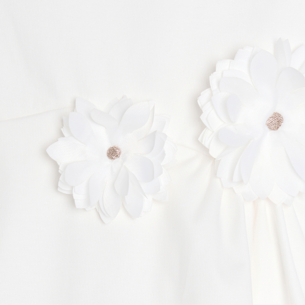 فستان أبيض سادة أنيق مع زهور بارزة للفتيات